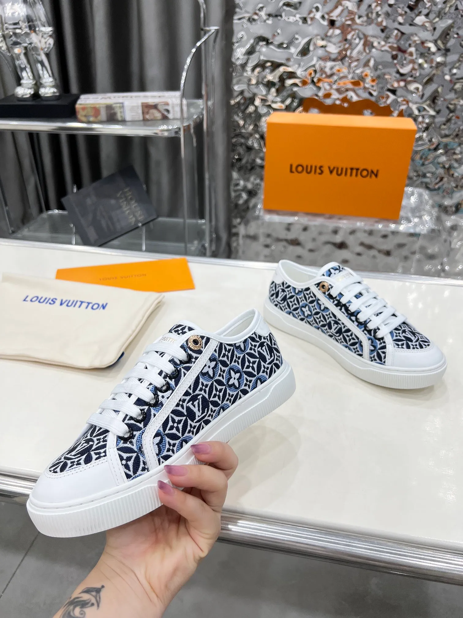 👟👟Ex-factory price 420👟👟 New arrival🆕🆕🆕 This LV Lagoon sneaker is made of lightweight canvas embroidered with the handwritten Louis Vuitton Paris logo. It highlights the casual summer atmosphere with a trendy and simple configuration, and can easily brighten up various looks. Monogram flowers bloom on the soft rubber sole. Code number: 35~41, multiple colors available! Oil edges + TPU outsole + drawer box packaging